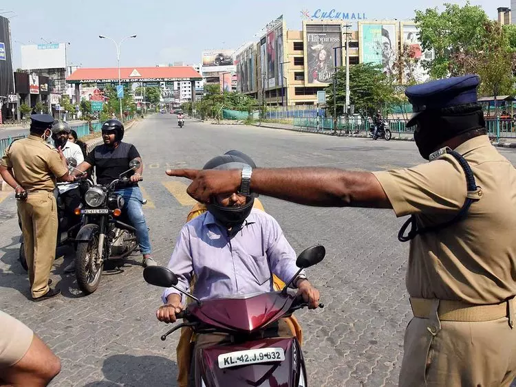 സമ്പൂർണ ലോക്ക്ഡൗണില്ല; സംസ്ഥാനത്ത് വാരാന്ത്യ നിയന്ത്രണം തുടരും