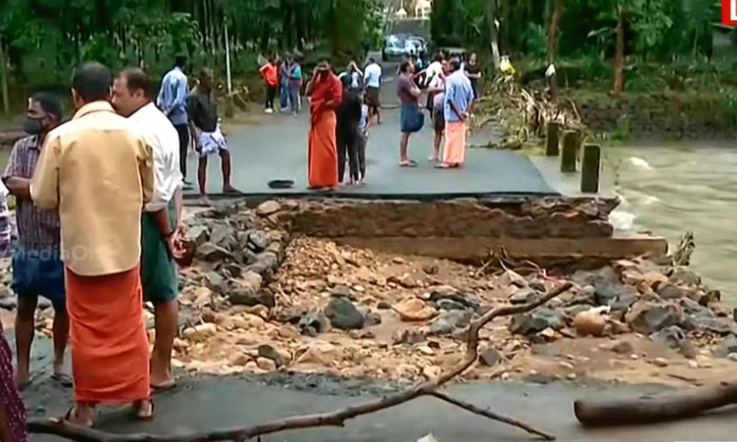 പത്തനംതിട്ടയിൽ ഒരാൾ ഒഴുക്കിൽപ്പെട്ടു; നാറാണംതോടിൽ വീടിന് മുകളിലേക്ക് മണ്ണിടിഞ്ഞു