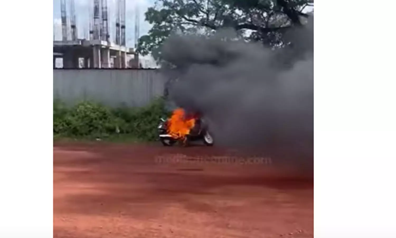 കളമശേരിയില്‍ ഓടിക്കൊണ്ടിരുന്ന സ്‌കൂട്ടറിന് തീപിടിച്ചു, യാത്രിക രക്ഷപ്പെട്ടത് തലനാരിഴയ്ക്ക്