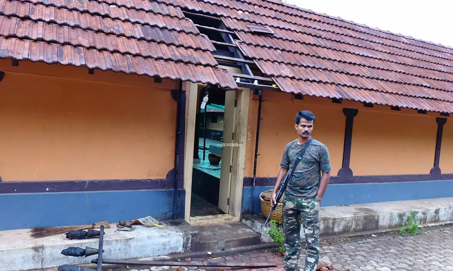 വില്ല്വത്ത് ക്ഷേത്രത്തിലെ പ്രവേശന കവാടം തകർത്ത നിലയിൽ