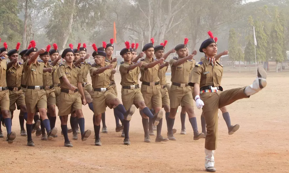 ദേശസ്നേഹം വളർത്താൻ വിദ്യാഭ്യാസ സ്ഥാപനങ്ങള്‍ സൈനിക സ്കൂളുകളാക്കണമെന്ന് കേന്ദ്രം