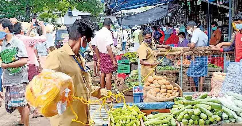 സമ്പര്‍ക്കത്തിലൂടെ കോവിഡ്: എറണാകുളത്തെ ഫോര്‍ട്ട്കൊച്ചി, പേഴക്കാപ്പിള്ളി, കാളമുക്ക് മത്സ്യമാര്‍ക്കറ്റുകള്‍ അടച്ചു